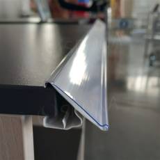 Cenovková lišta násuvná na police 16 až 20 mm, 40 x 1240 mm, sklon 45°, bílé pozadí