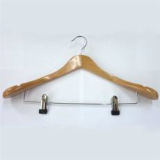 Dřevěné ramínko, typ CU9633, přírodní, šířka 44,5 cm, s kovovou příčkou a skřipci, 1 ks