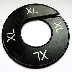 Velikostní kruh, značení na štendr "XL", černý, bílé písmo, 1ks