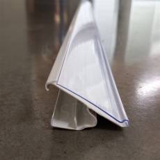 Cenovková lišta násuvná na police 16 až 20 mm, 40 x 990 mm, sklon 45°, bílé pozadí