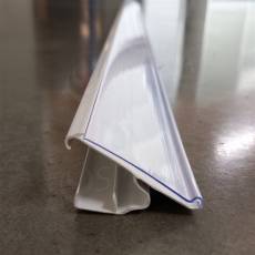 Cenovková lišta násuvná na police 16 až 20 mm, 40 x 1240 mm, sklon 45°, bílé pozadí